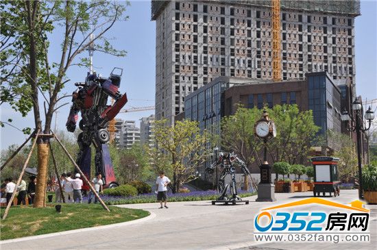 已經(jīng)有不少行人駐足觀看擎天柱