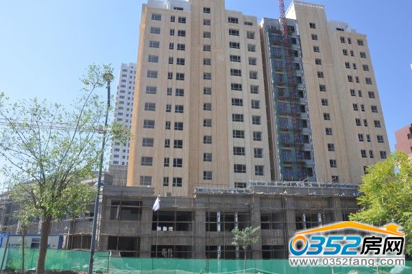 東方名城1號樓正在刷墻體顏色(2014.8.14)