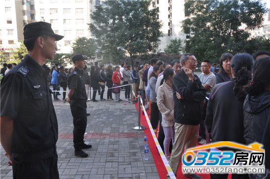 售樓處外等待認(rèn)購的準(zhǔn)業(yè)主