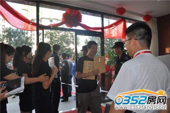 第一批進(jìn)入售樓處認(rèn)購的業(yè)主