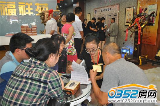 購房者向置業(yè)顧問咨詢相關(guān)信息