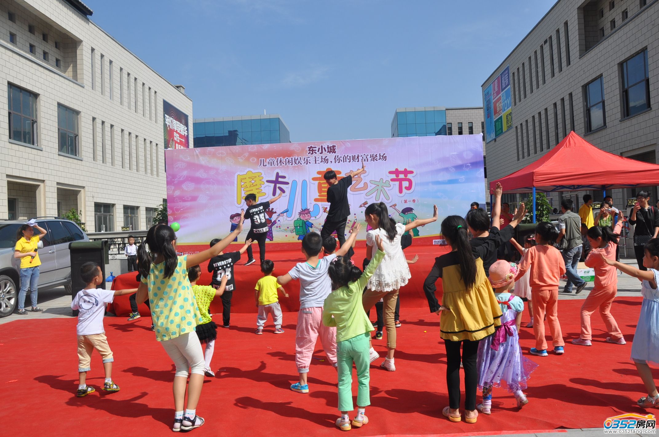 舞蹈老師現場教小朋友們跳舞