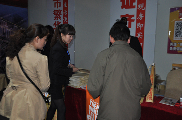 東信國際展區火爆,購房者了解意向樓層