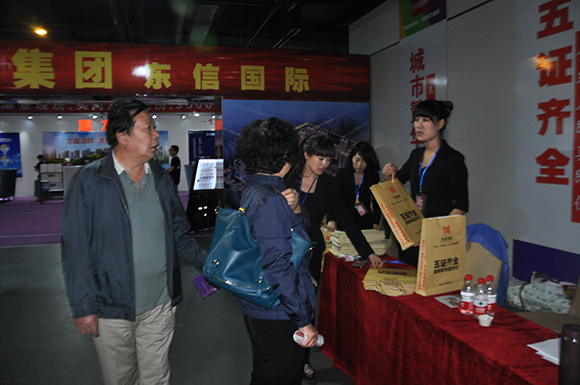 置業顧問為購房者介紹項目