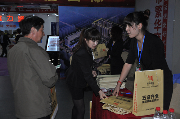 購房者認真聽置業顧問講解