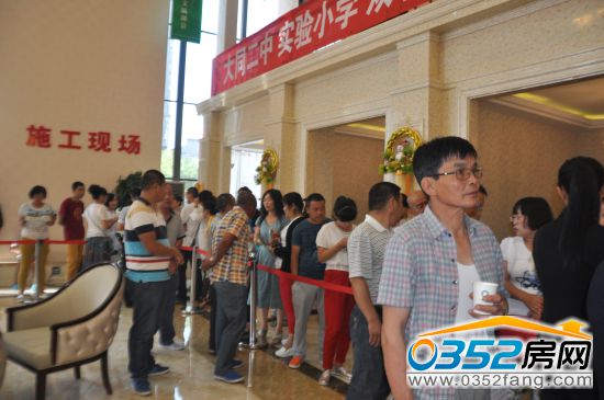 和匯百合灣客戶有序排隊 和匯百合灣客戶有序排隊