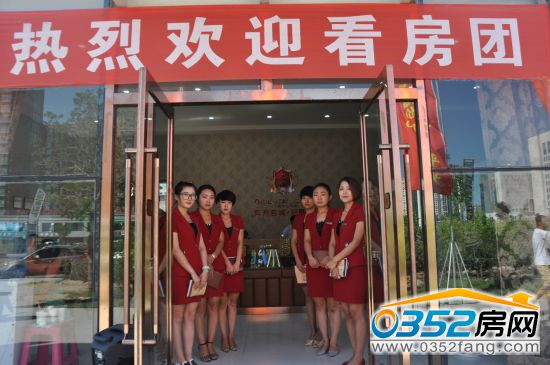 東方名城·好旺角工作人員 東方名城·好旺角工作人員面帶笑容歡迎著每一位顧客