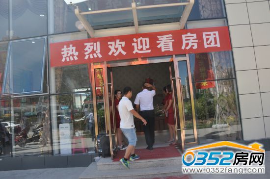 陸續(xù)有顧客前來看房 陸續(xù)有顧客前來看房