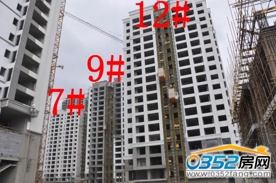 東方名城·好旺角7#、9#和12#樓外墻保溫完成,正在做外墻涂料