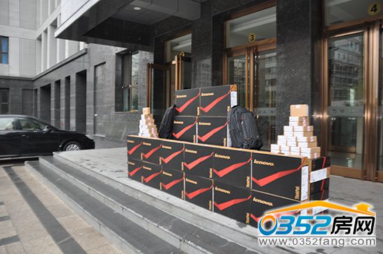 金水灣小區為十八校教師捐贈筆記本電腦