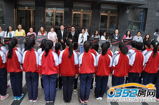 金水灣領導與十八校教師合影