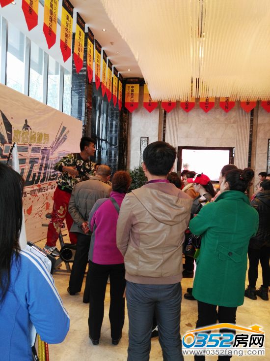 1008360464a85f38097049.jpg 圍觀1.jpg