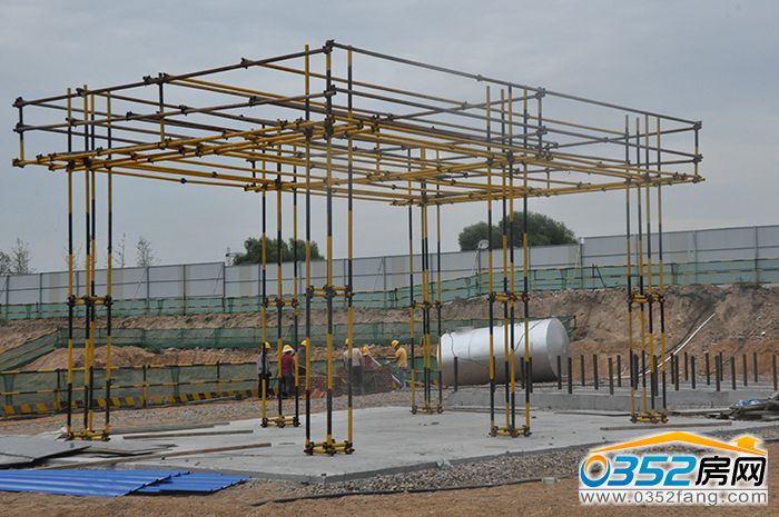 1515364931642321056754.jpg 鋼筋防護棚.JPG