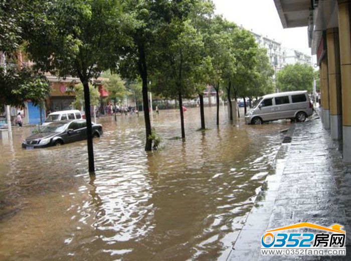 161558195ac3ae115d9268.jpg 洪澇下車無(wú)法上路.jpg