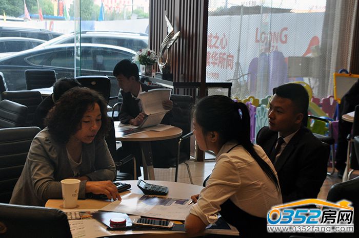 0316405828eb33f26b8576.jpg 置業顧問講解圖.jpg