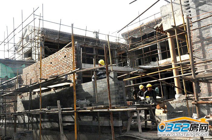 1014371768a08b5bca5761.jpg 2#院工人師傅正在砌院墻.JPG