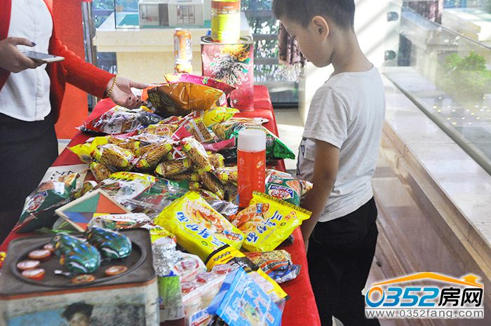 151819458fd38d6ef78812.jpg 小朋友思考該選哪個.jpg