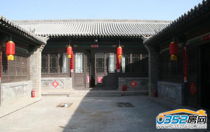 191449118bad60a2ed9975.jpg 四合院內景.jpg