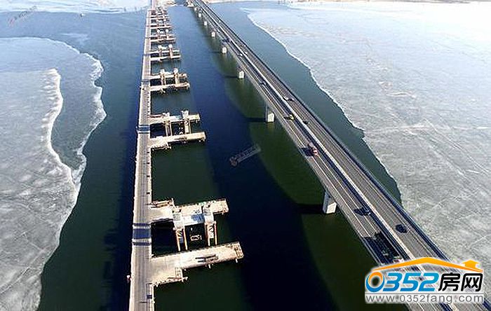 17112228ed0d9f3be77592.jpg 橫跨官廳水庫的京張高鐵特大橋(左)與京張高速公路特大橋.jpg