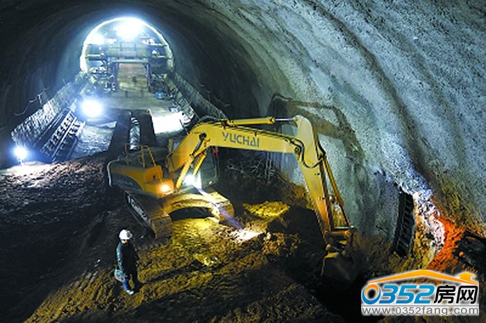 171122485d57a81b7b8185.jpg 施工機械在京張高鐵下花園段隧道施工。.jpg